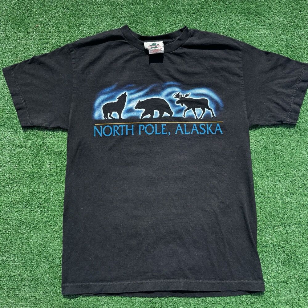 North Pole Alaska T Shirt Made In Canada Wolf Bear Moose Travel Souvenir MEDIUM